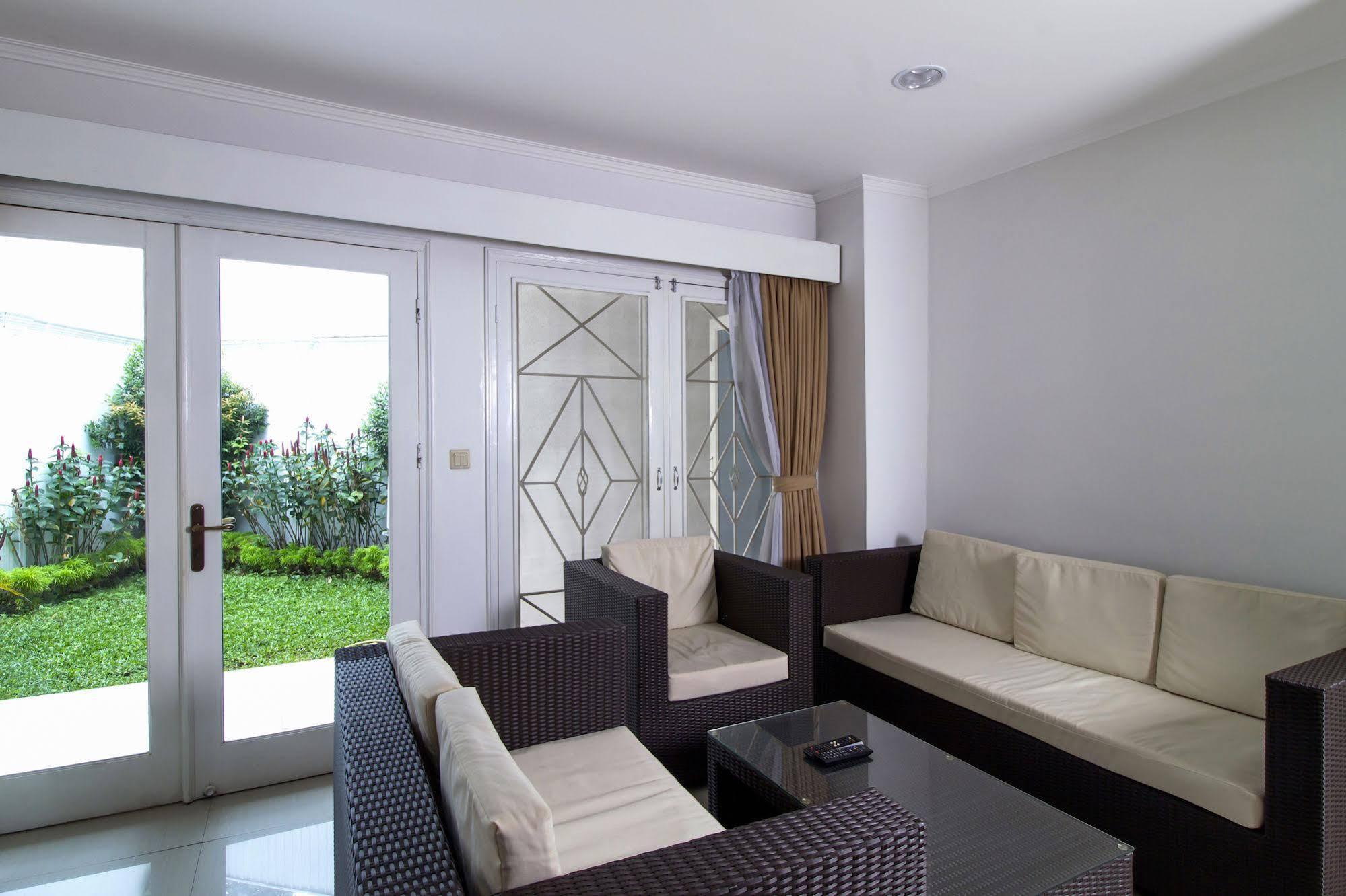Reddoorz Plus @ Tendean Jakarta Luaran gambar