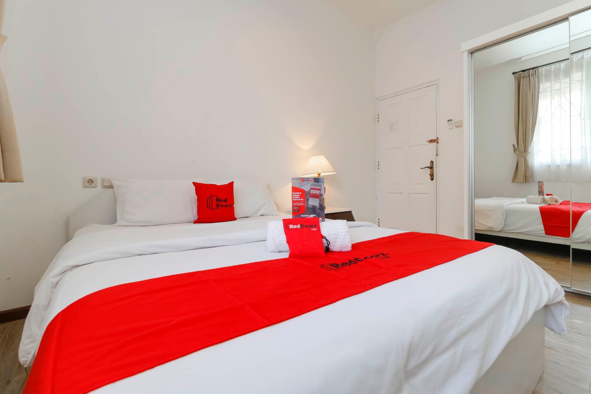 Reddoorz Plus @ Tendean Jakarta Luaran gambar