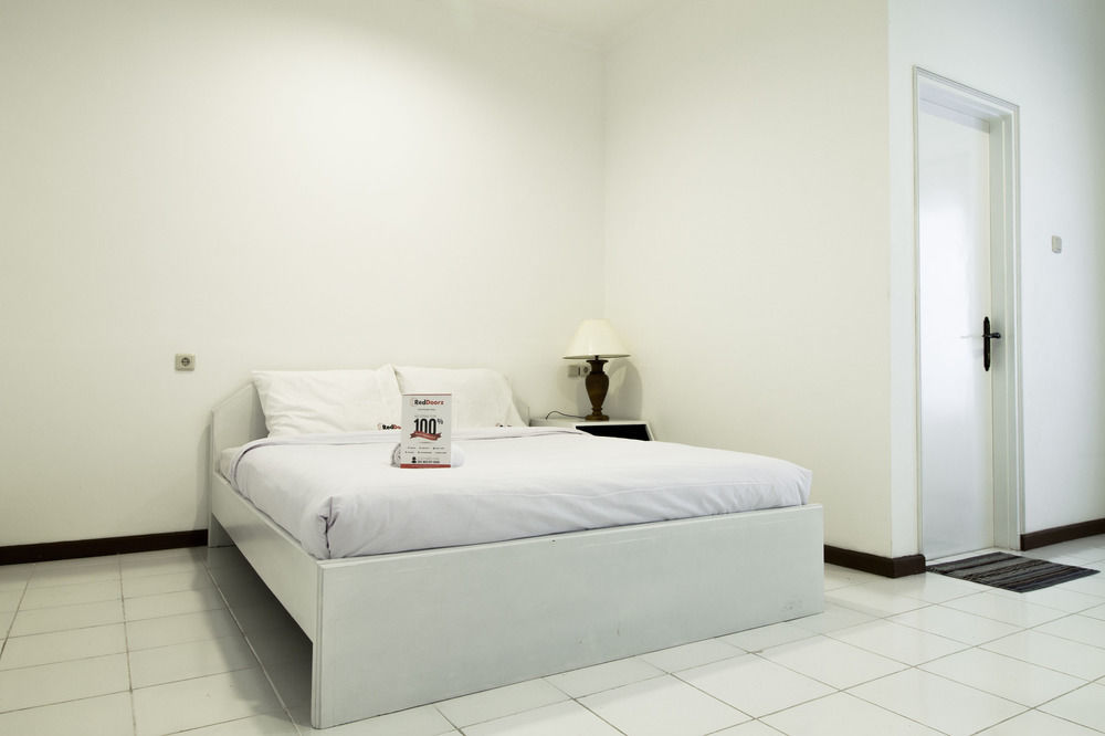 Reddoorz Plus @ Tendean Jakarta Luaran gambar