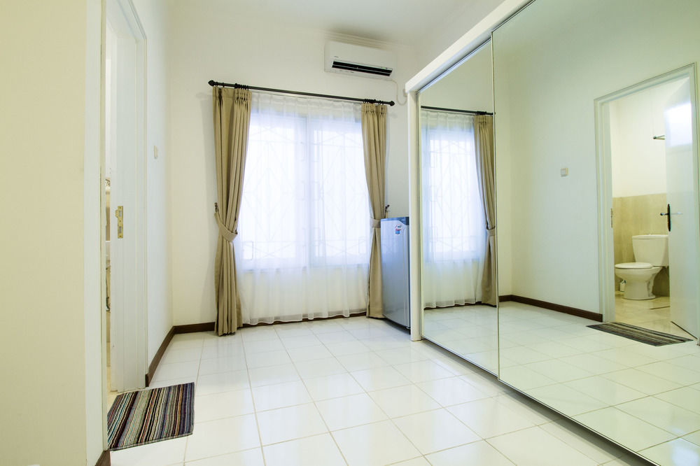 Reddoorz Plus @ Tendean Jakarta Luaran gambar
