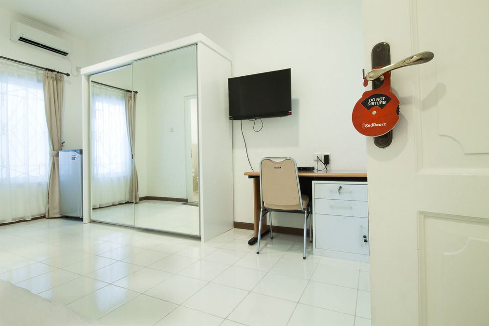 Reddoorz Plus @ Tendean Jakarta Luaran gambar