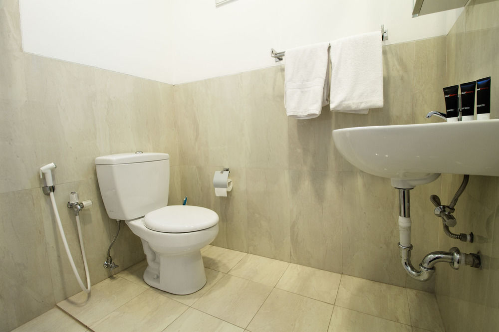 Reddoorz Plus @ Tendean Jakarta Luaran gambar