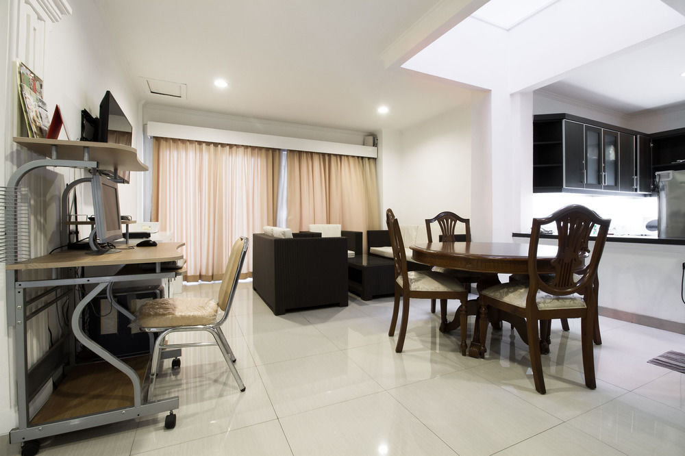 Reddoorz Plus @ Tendean Jakarta Luaran gambar