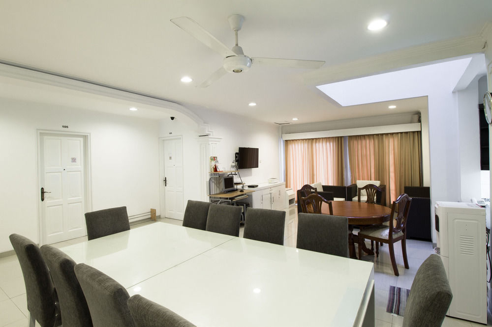 Reddoorz Plus @ Tendean Jakarta Luaran gambar