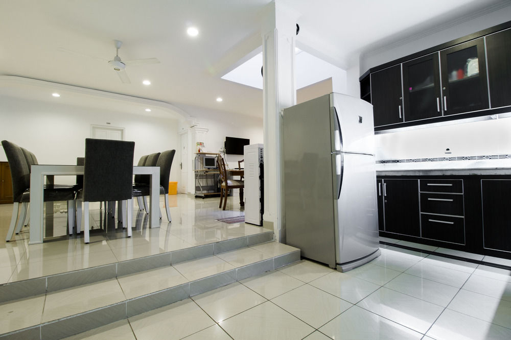Reddoorz Plus @ Tendean Jakarta Luaran gambar