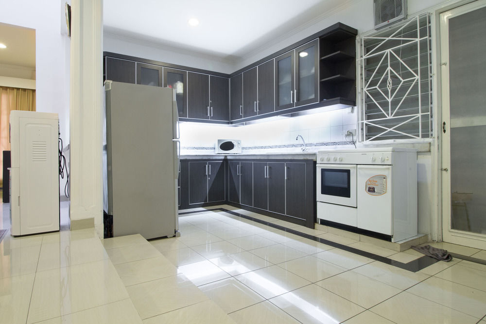 Reddoorz Plus @ Tendean Jakarta Luaran gambar