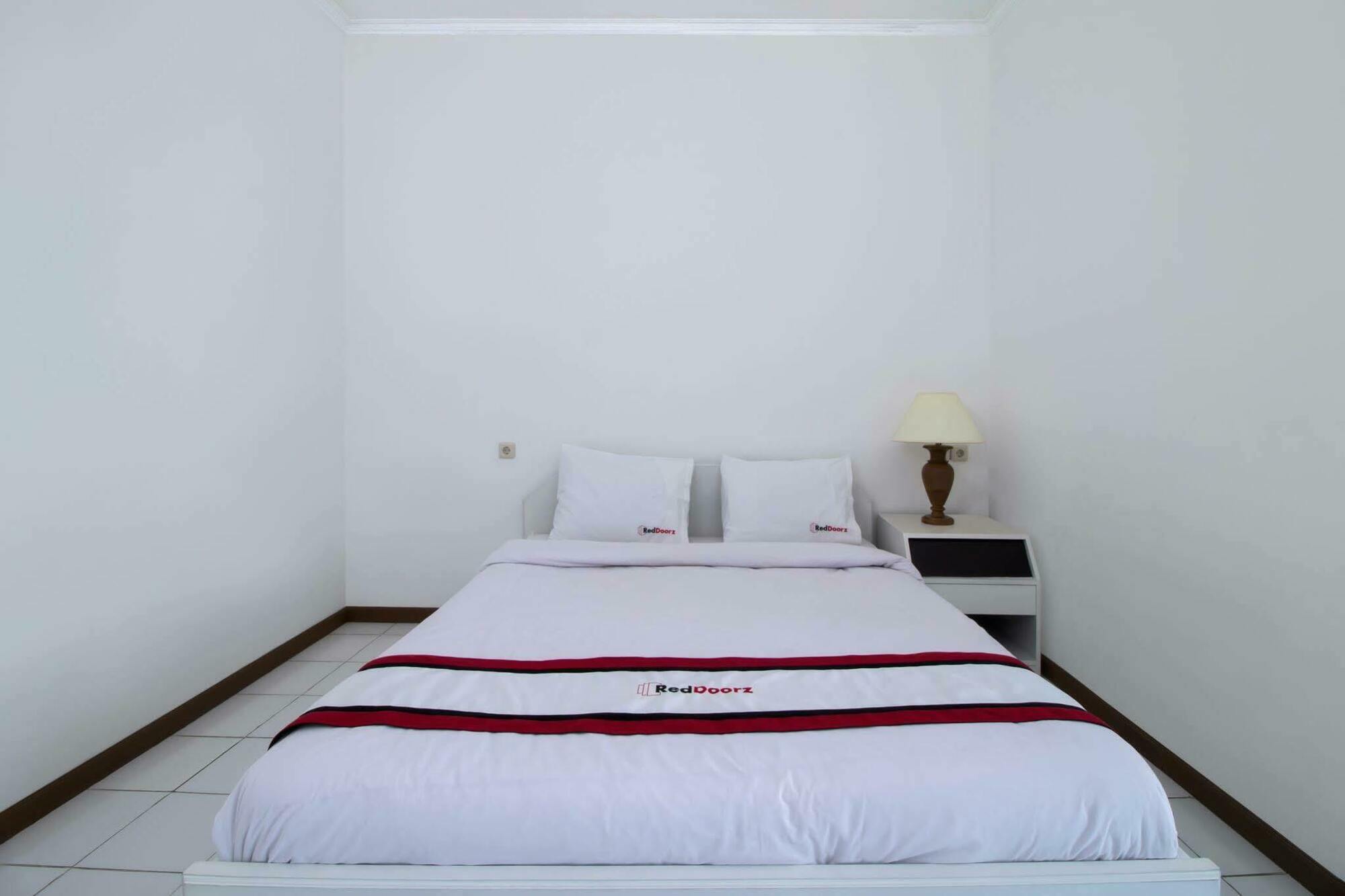 Reddoorz Plus @ Tendean Jakarta Luaran gambar
