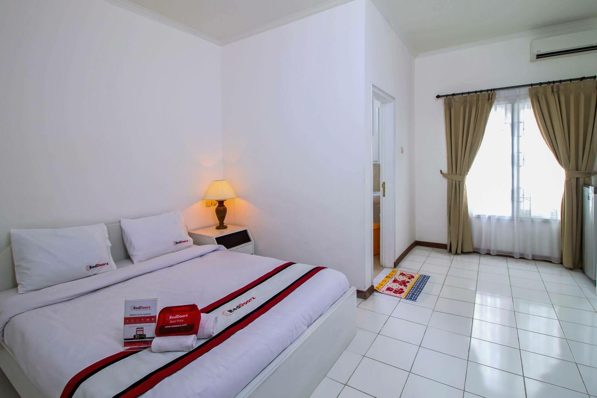 Reddoorz Plus @ Tendean Jakarta Luaran gambar