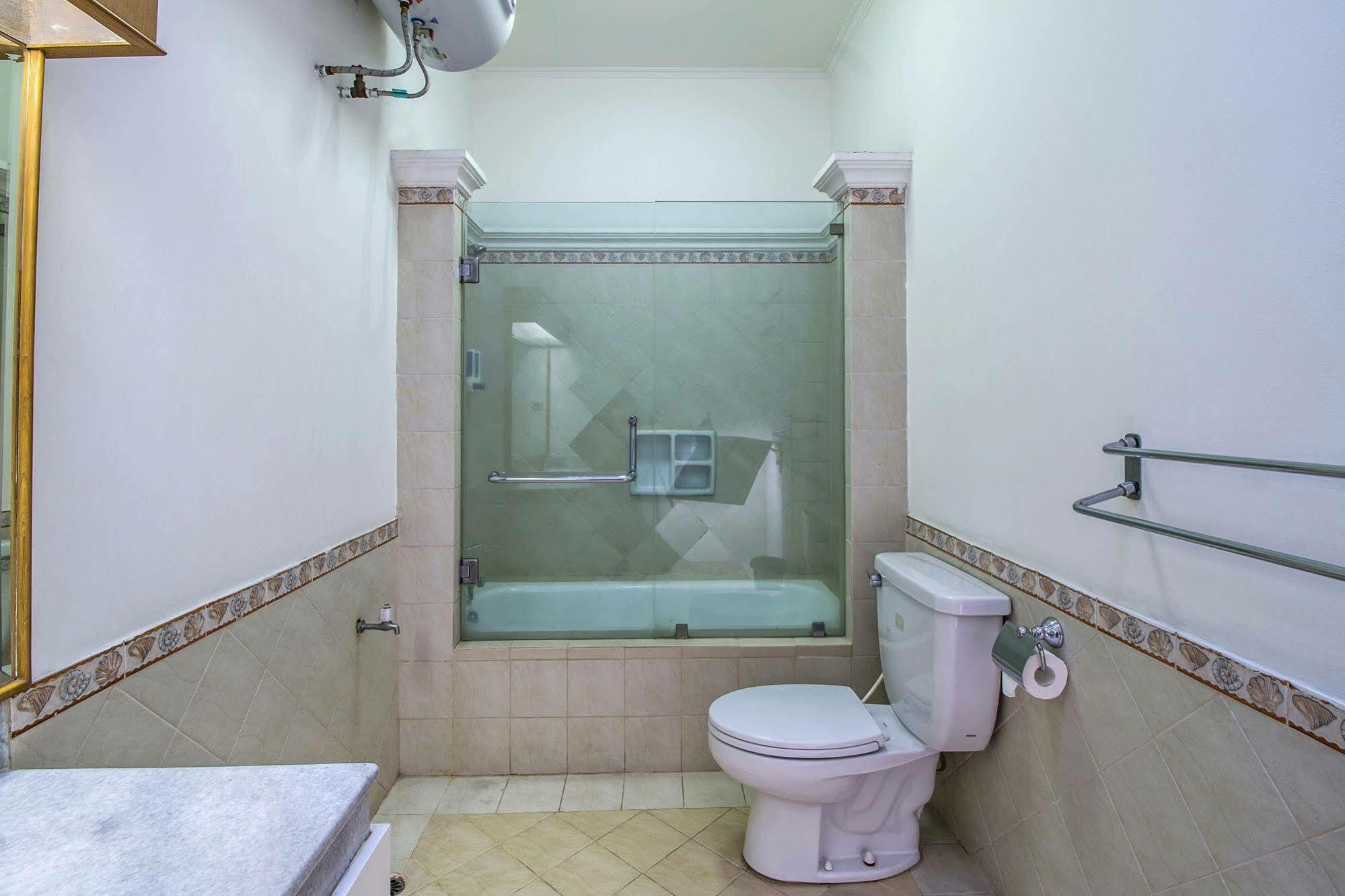 Reddoorz Plus @ Tendean Jakarta Luaran gambar