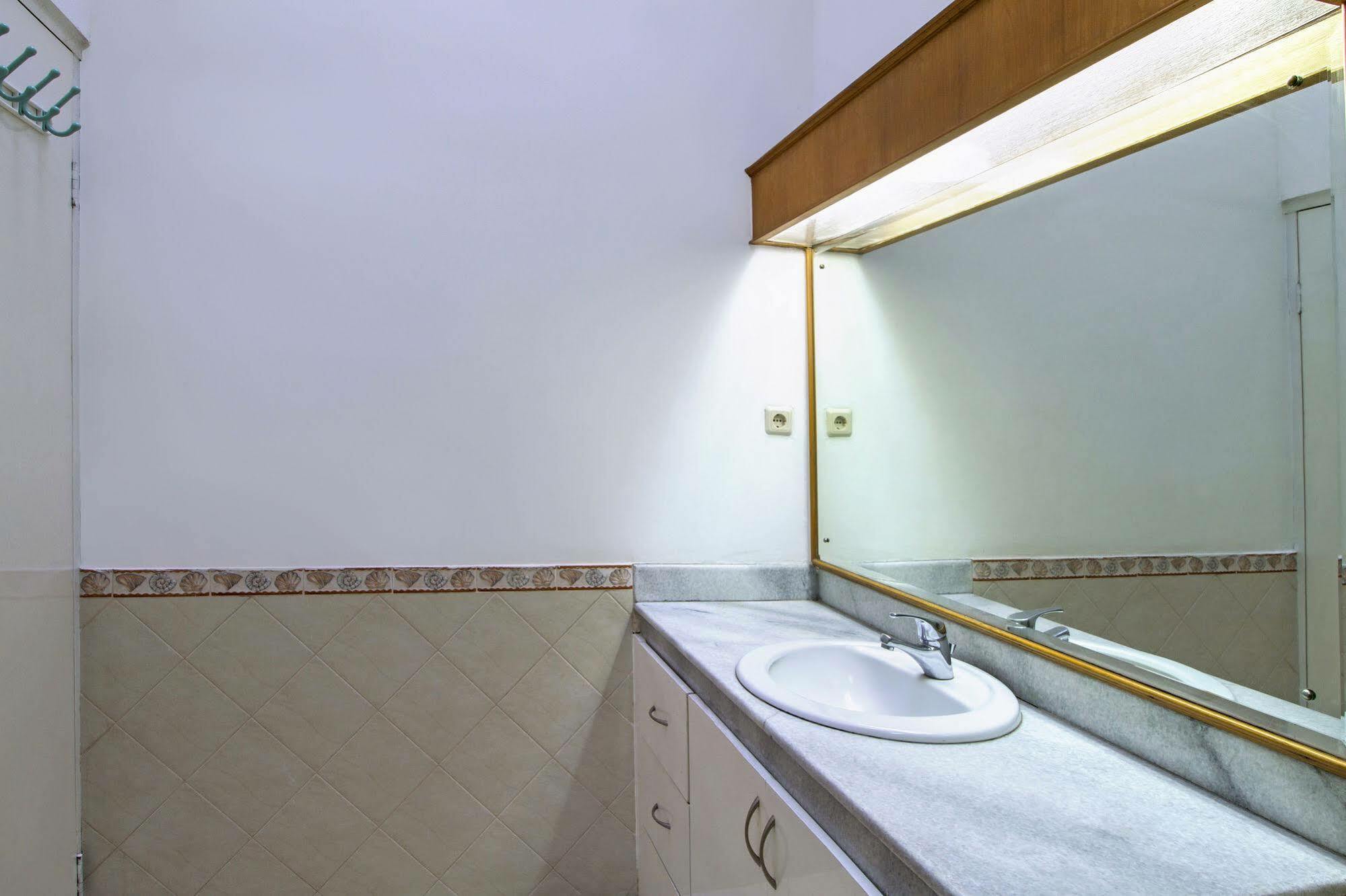 Reddoorz Plus @ Tendean Jakarta Luaran gambar