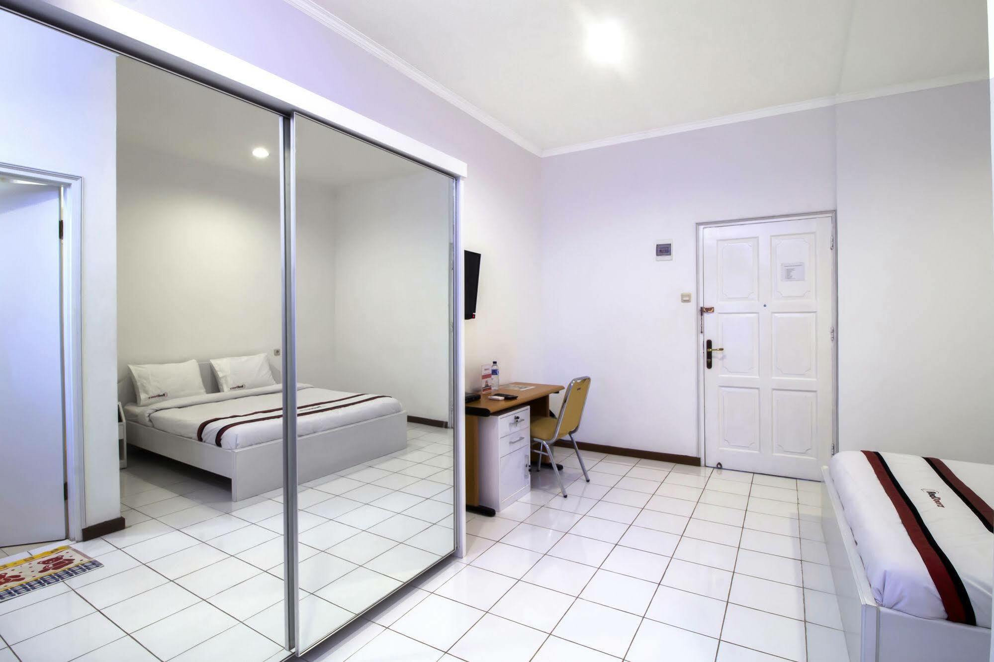Reddoorz Plus @ Tendean Jakarta Luaran gambar
