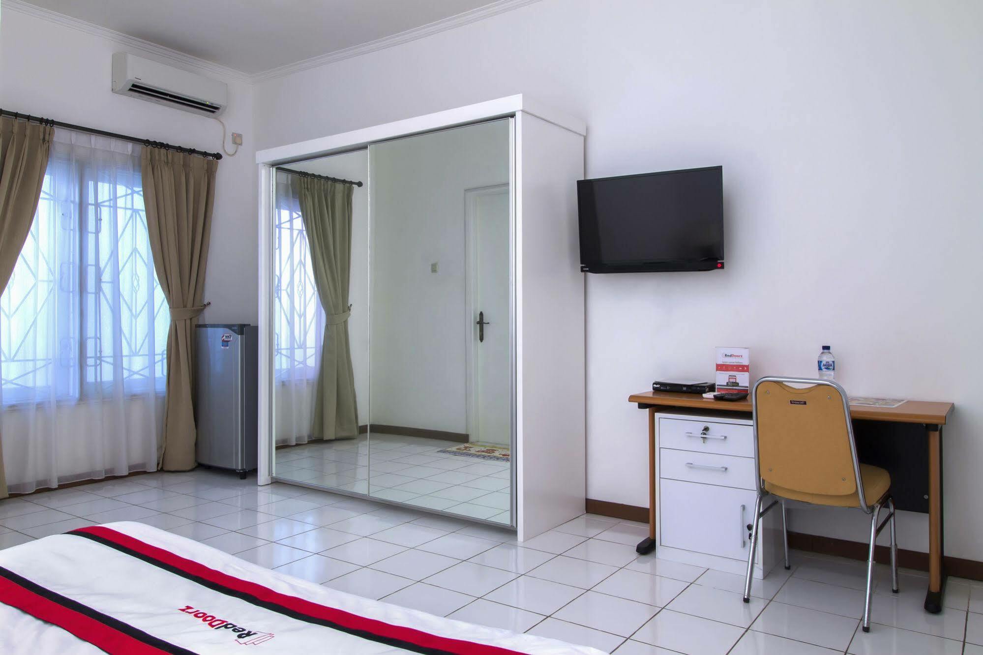 Reddoorz Plus @ Tendean Jakarta Luaran gambar