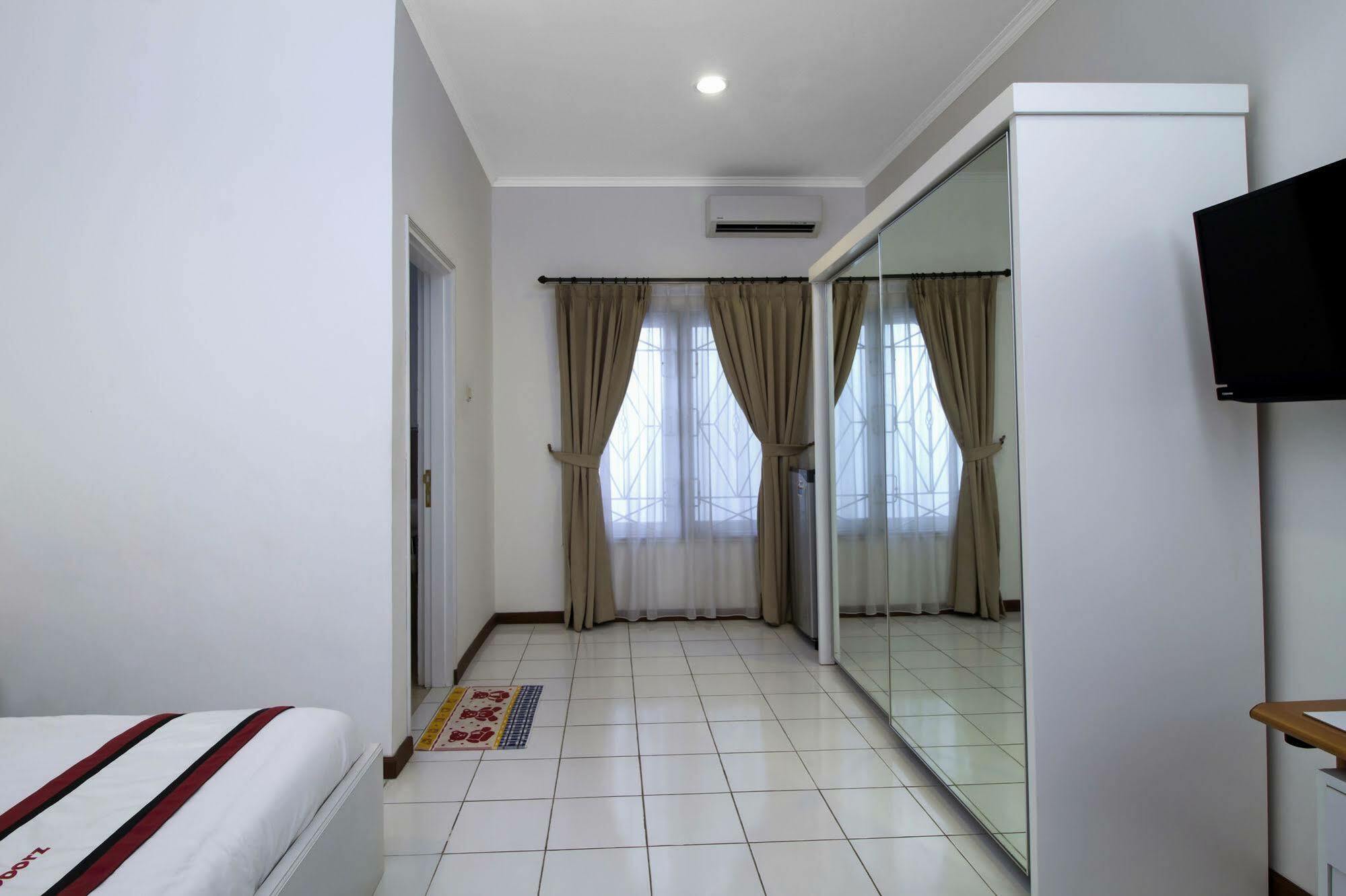 Reddoorz Plus @ Tendean Jakarta Luaran gambar