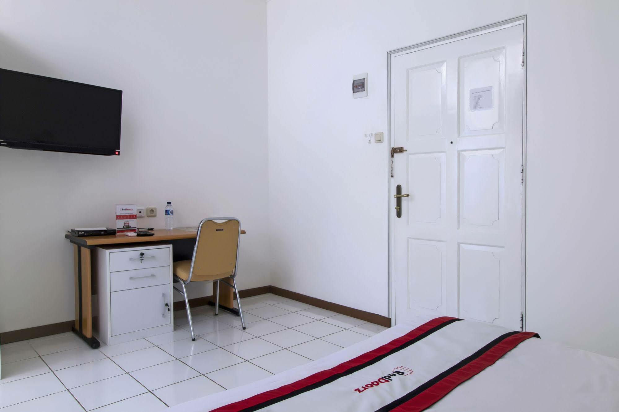 Reddoorz Plus @ Tendean Jakarta Luaran gambar