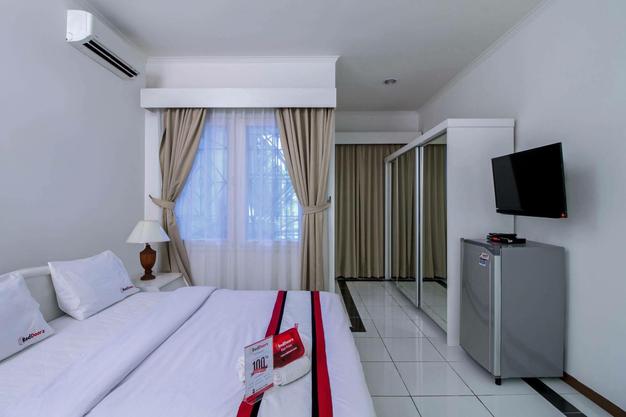 Reddoorz Plus @ Tendean Jakarta Luaran gambar